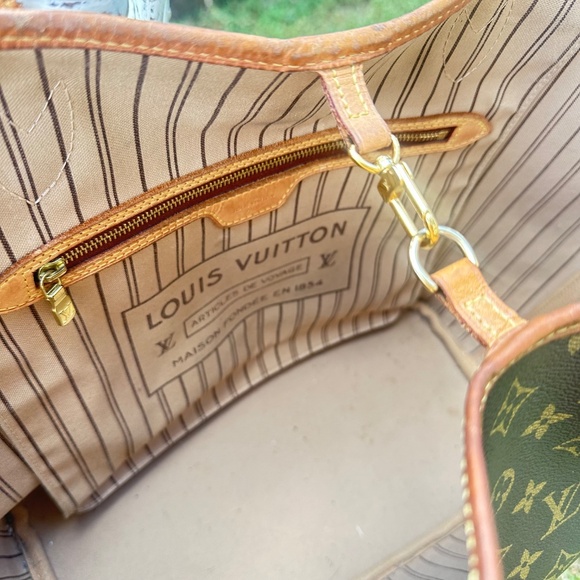 LOUIS VUITTON Neverfull MM Monogram Canvas Tote - Picture 3 of 15